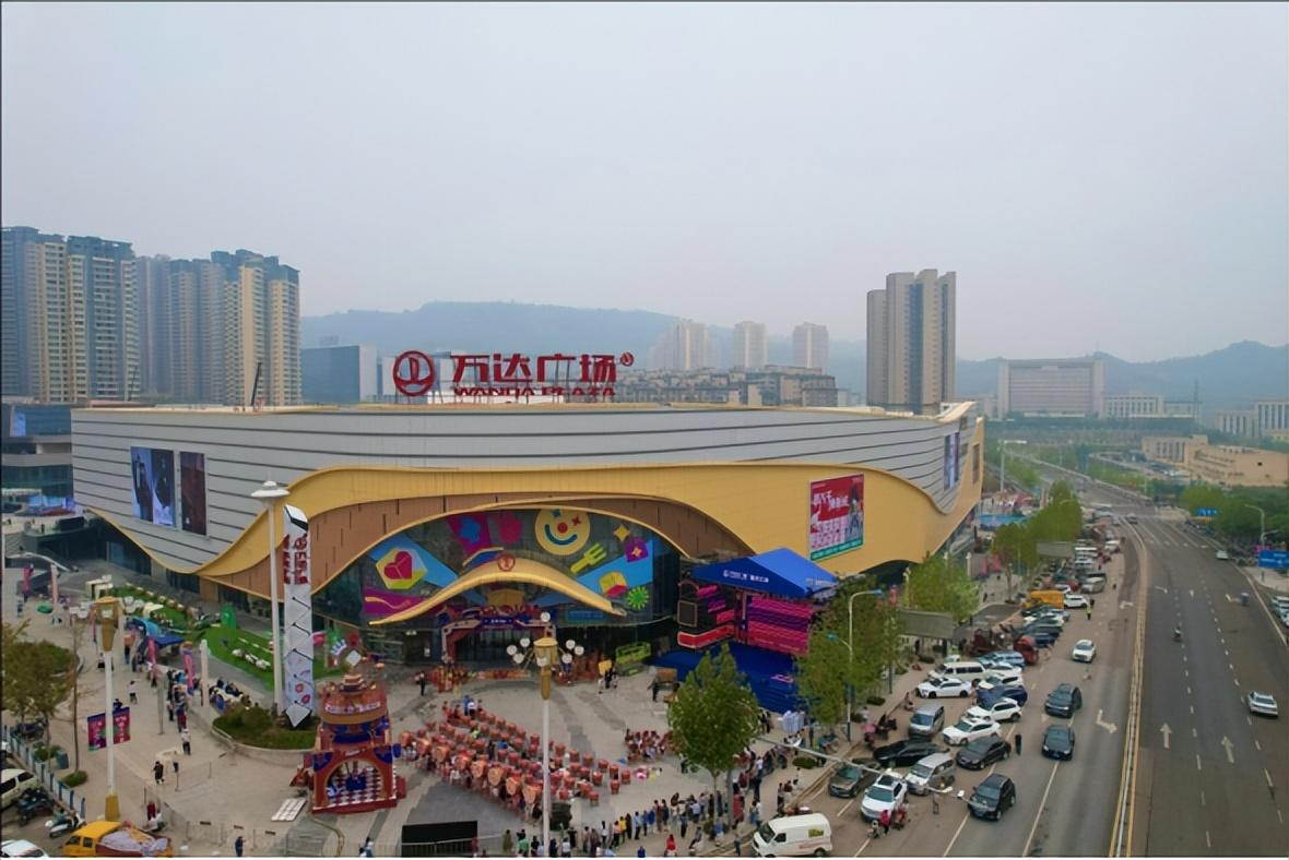 重庆何以超越上海成“消费第一城”重庆超越上海成为消费第一城的说法可能基于某些特定数据或观察，但要全面评估并理解这一现象，需要深入了解两地经济、政策、消费趋势等多个方面的因素。以下是一些可能的解释