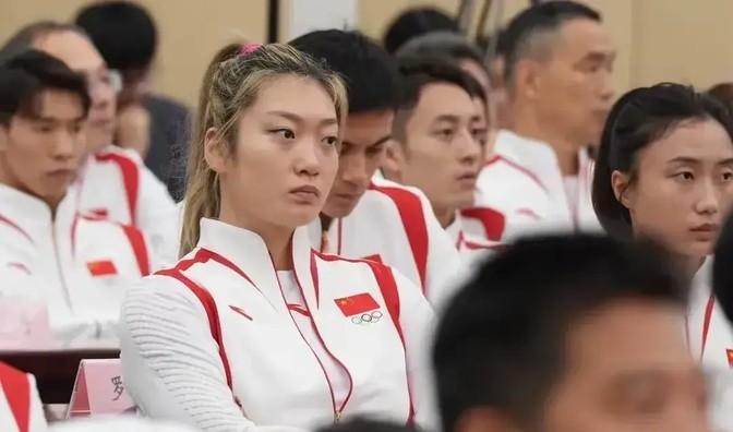 吴艳妮全黑装扮唱《热恋冰淇淋》吴艳妮全黑装扮演唱热恋冰淇淋，炫酷舞台背后的故事