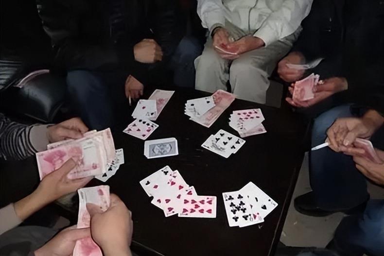 公职人员为还赌债 让情人扮局长犯法吗公职人员为还赌债让情人扮局长犯法吗？全面解读事件背后的法律逻辑