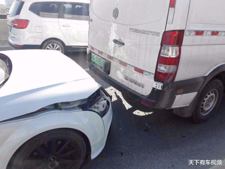 前车爆胎未撤离 后车智驾追尾致2死这是一起非常严重的交通事故。前车爆胎后未撤离现场，导致后车在智能驾驶过程中发生追尾事故，造成了两人死亡。