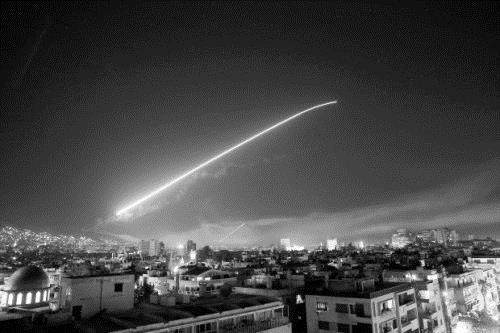 5名记者遇空袭死亡 有人被炸成碎片震惊！五名记者在遭遇空袭时不幸身亡，现场惨不忍睹