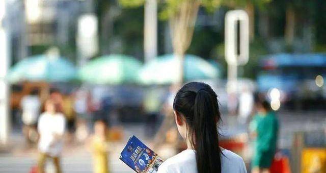 女孩称考上大学父母嫌远不给路费这是一个涉及到家庭关系和教育投资的问题，需要综合考虑多种因素来解决。
