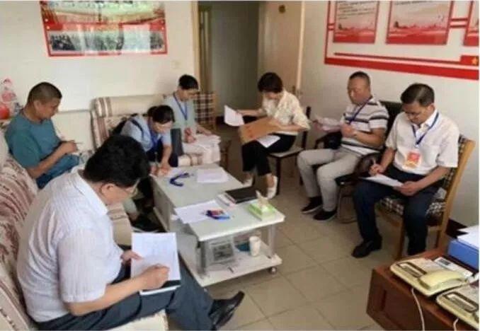 高校拟将公厕改造宿舍被吐槽高校拟将公厕改造为宿舍的决定引起了公众的吐槽和争议。这种提议显然不符合人们的常规认知和期待，因此引起了广泛的关注和讨论。