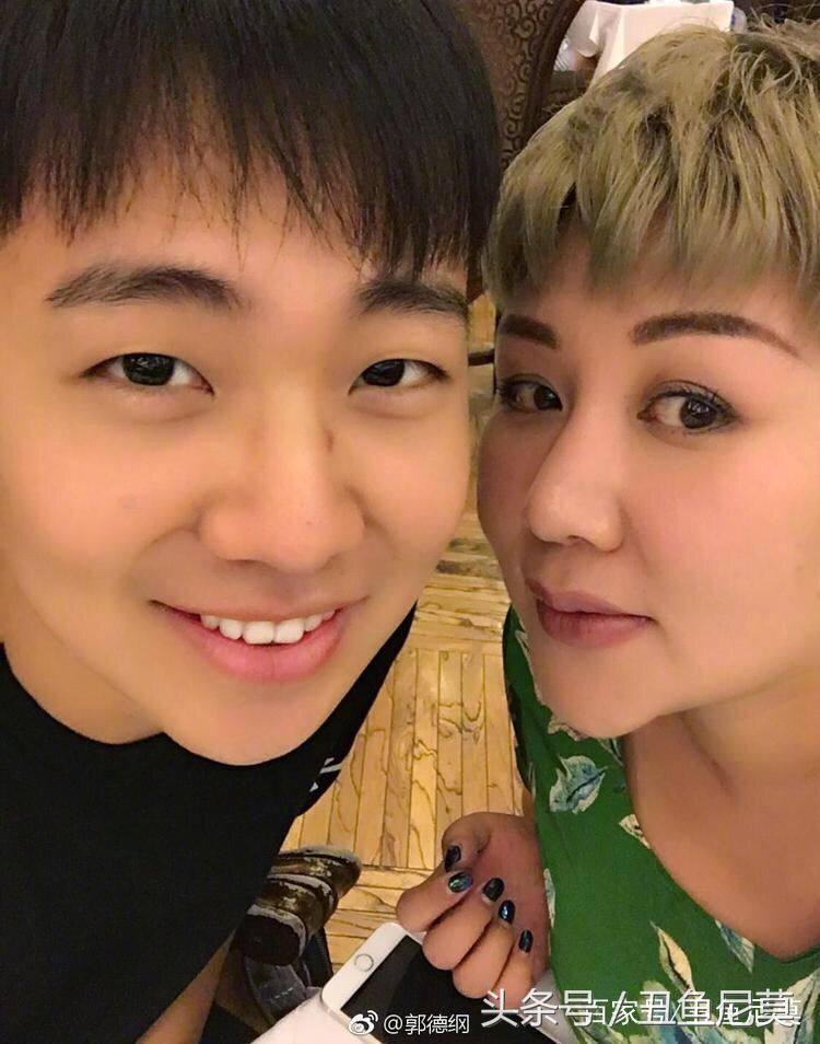 LV口红卖1200元LV（路易威登）是一个源自法国的奢侈品牌，以其独特的设计和高品质的产品而闻名。关于LV口红售价为1200元的情况，可以参考以下分析
