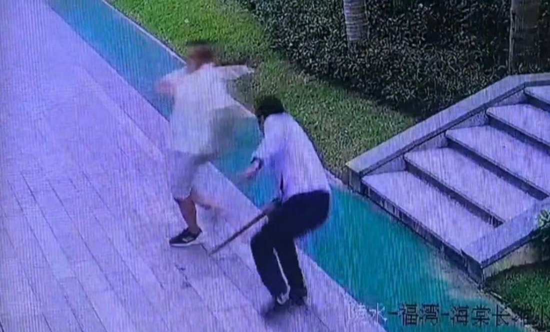 媒体评老人散步故意肘击跑步学生针对老人散步时故意肘击跑步学生的行为，媒体和公众普遍表达了强烈的不满和批评。