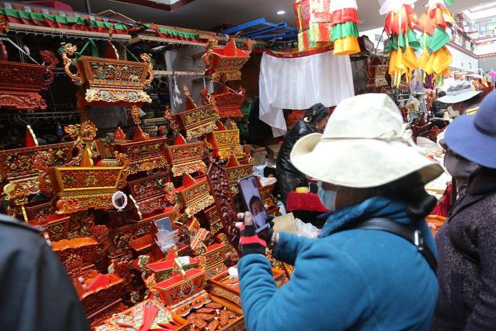 拉萨街头张灯结彩庆祝氛围浓拉萨街头张灯结彩，庆祝氛围浓厚