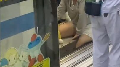 地铁乘客腿卡缝隙地铁乘客腿卡缝隙，安全问题的探讨与预防措施