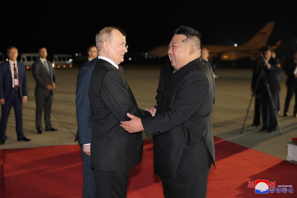 普京与金正恩会晤普京与金正恩历史性会晤，中俄朝三国关系的新篇章