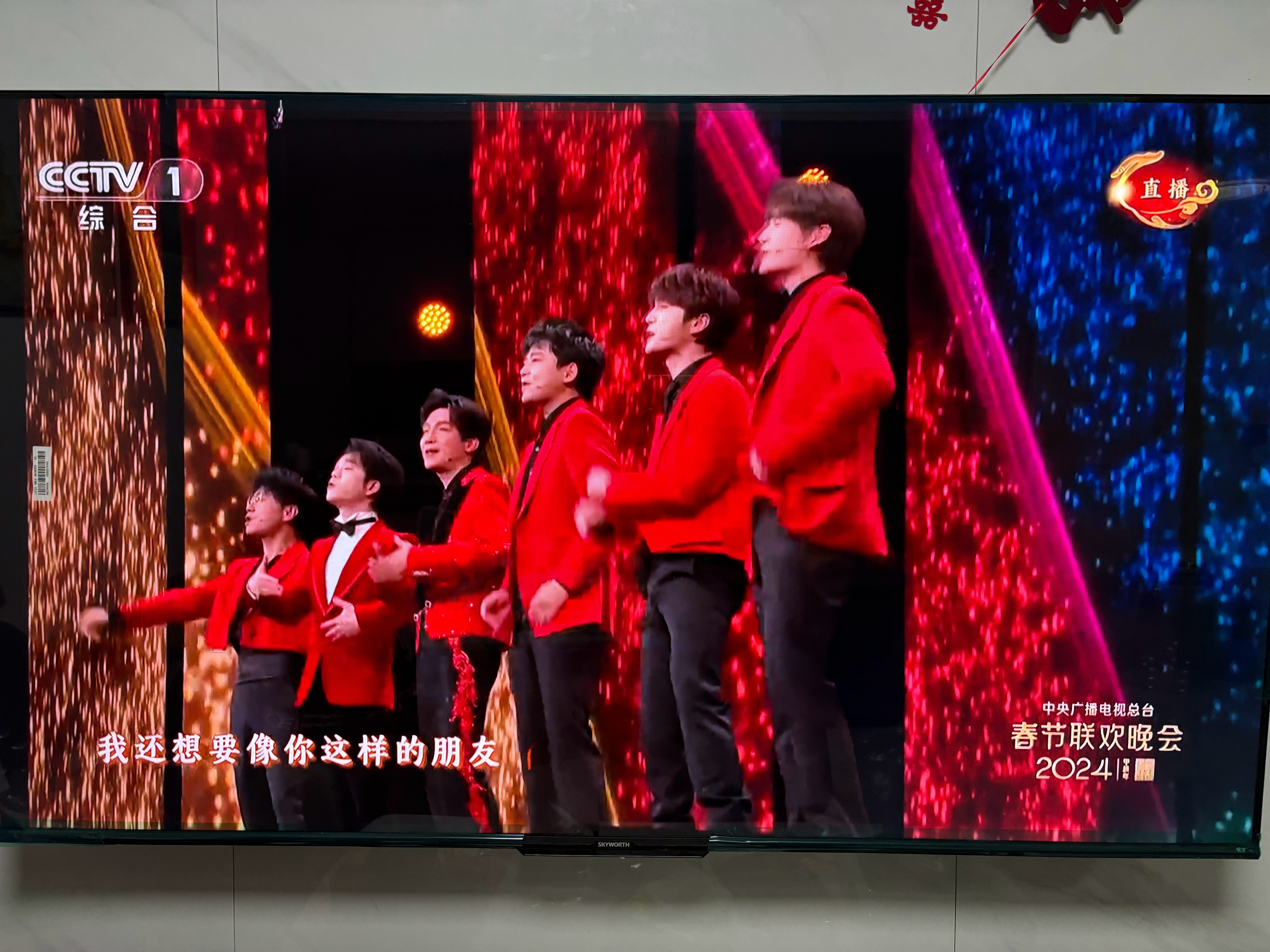 文艺晚会太好哭了文艺晚会通常是一个充满艺术气息和情感共鸣的场合，很容易引发观众的情感共鸣和感动。当您被文艺晚会深深打动时，感受到的情感可能包括感动、怀旧、欢乐、悲伤等等。这些情感体验是人类情感的自然表达，也是文艺作品所追求的效果之一。