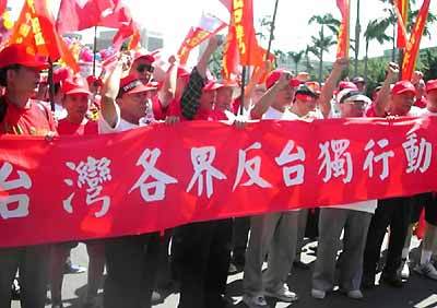 台青：在观礼中感受到国家越来越强大台青在观礼中感受到国家越来越强大，这是一种深刻的体验和感受。随着国家的发展和进步，越来越多的台湾青年来到大陆，参与到各种活动中，亲身感受到大陆的发展和变化。