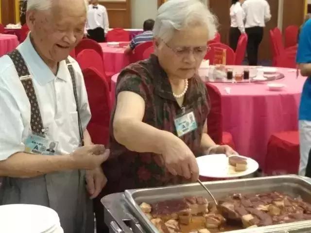 老人看阅兵哭肿眼睛老人看阅兵泪目，情感投入超越想象