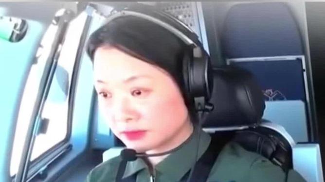阅兵最帅女机长谭红梅刷屏阅兵最帅女机长谭红梅刷屏，荣耀背后的故事与坚持