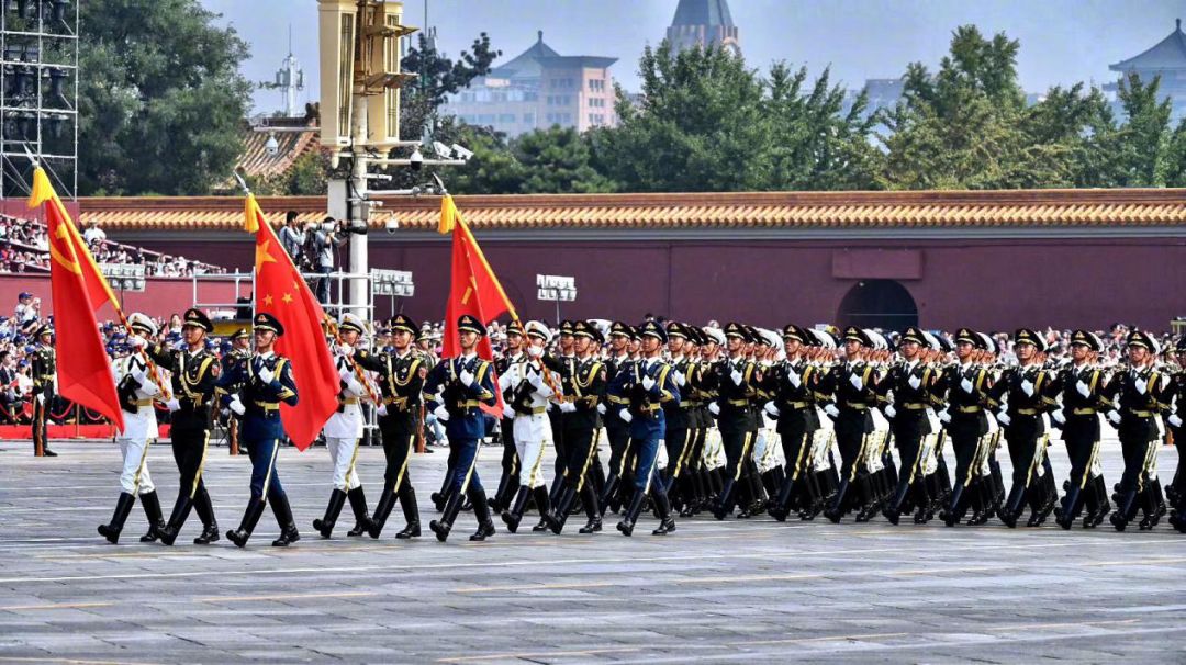 阅兵场内外这些年轻人为何出圈阅兵场内外，年轻人的风采为何如此出圈？