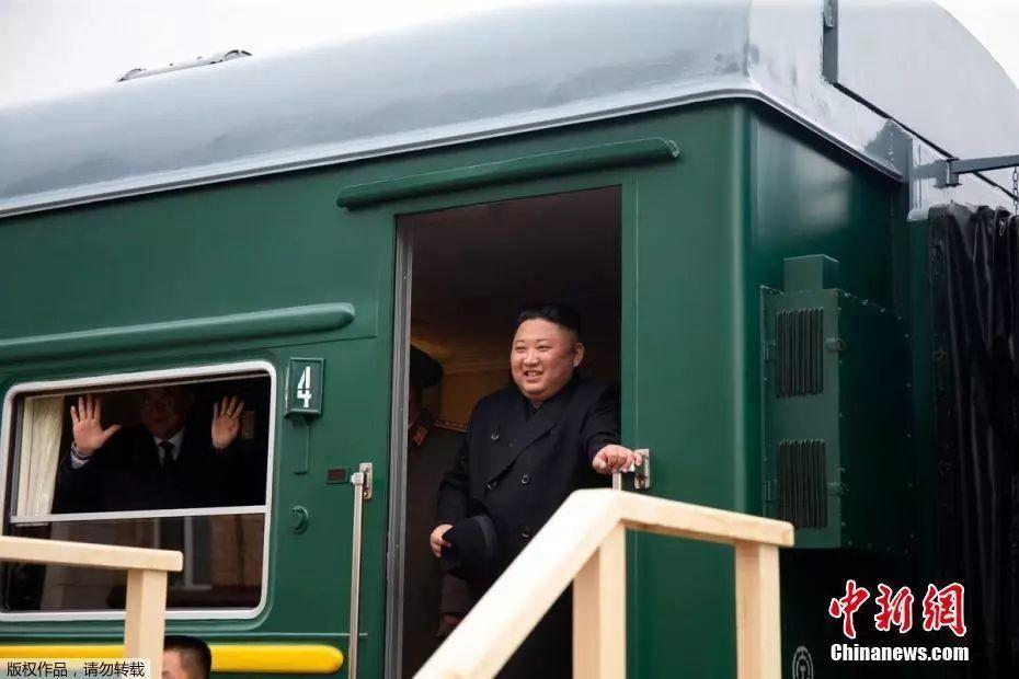 金正恩和女儿返程列车内部照公开金正恩与女儿同乘列车内部照片曝光，一段温馨的旅程时光
