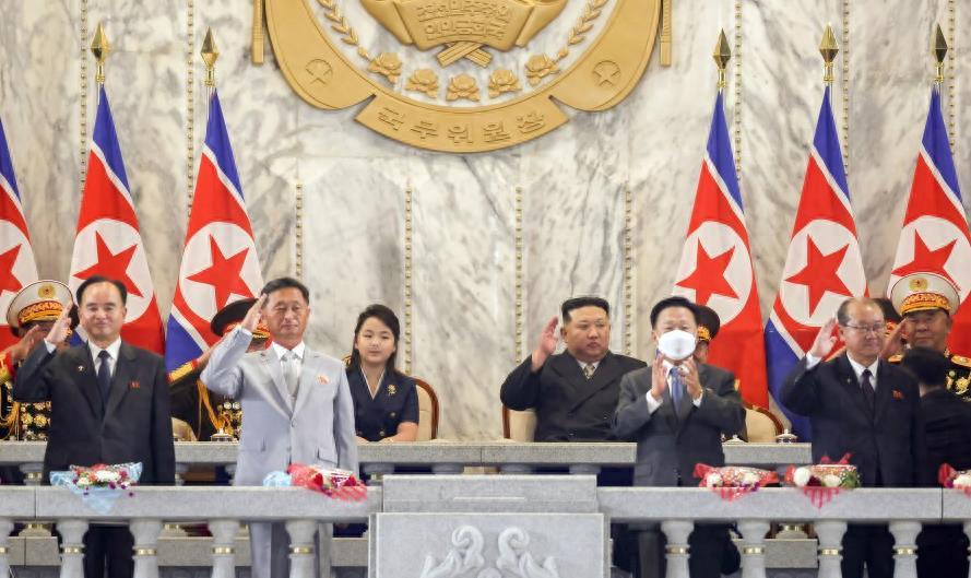 他在阅兵现场留下不能露面的照片他在阅兵现场留下的秘密照片，隐匿面容的真实记录