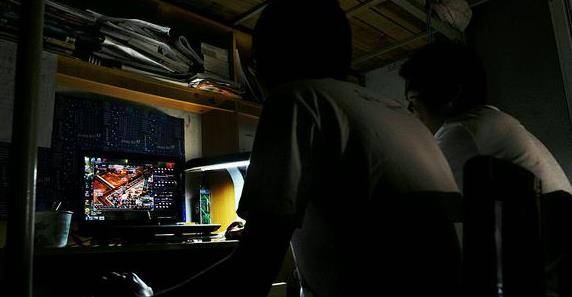 男生寝室打游戏男生寝室里的游戏世界，友情、激情与青春的交织