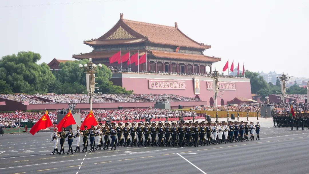 阅兵 现场阅兵现场通常是一个庄重、肃穆而又充满激情和活力的场所。在阅兵现场，各国领导人、军队高级将领、士兵以及群众汇聚一堂，共同庆祝国家的重大节日或纪念重要事件。