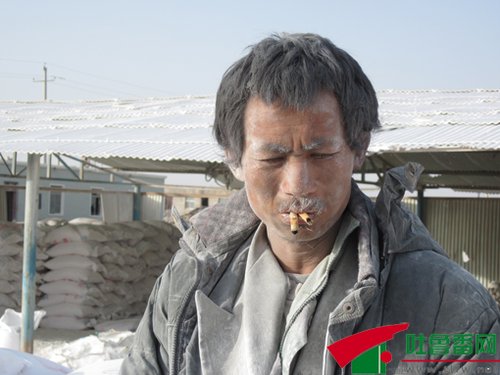 智障工人困在砖厂里面揭秘砖厂背后的辛酸故事，智障工人如何被困其中