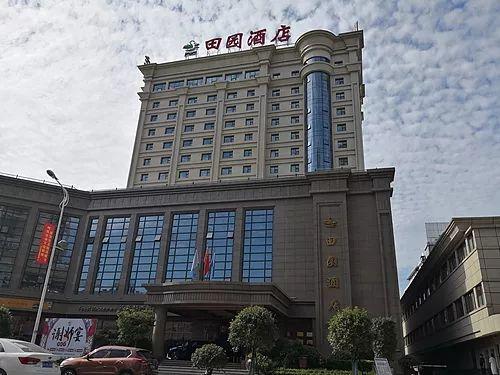 男子朋友圈称官员被免职被行拘男子朋友圈言论不当引发风波，被免职官员遭行拘事件深度解析