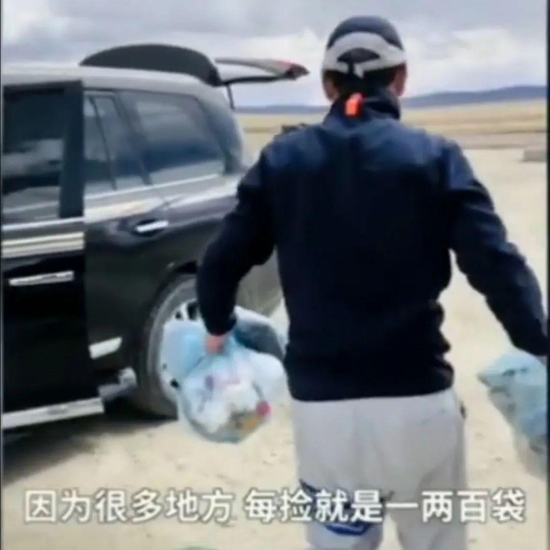 西藏一垃圾站30多只熊集体觅食西藏垃圾站惊现，30余只熊集体觅食，背后的生态故事引人深思