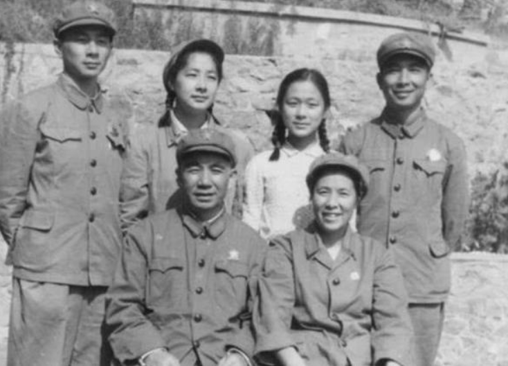丈夫从军12年荣归故里 妻子盛装相迎这是一个令人感动的场景。丈夫从军多年，忠诚于国家，保卫家园，经历了无数的艰辛和磨砺，终于荣归故里。作为妻子，盛装相迎表达了对丈夫的深深敬爱和尊重，同时也表达了对他的热烈欢迎和喜悦。