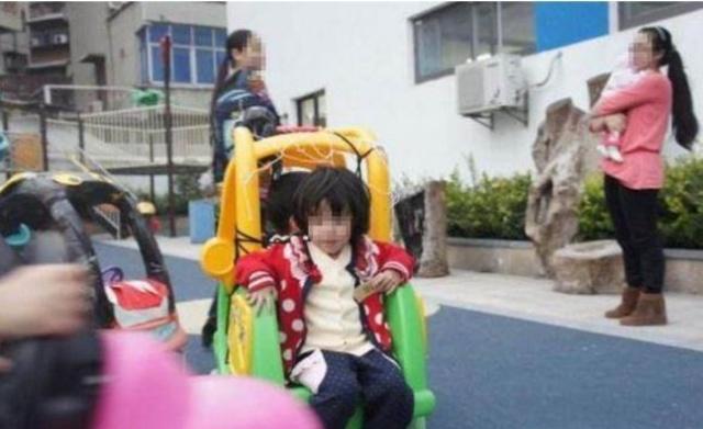 多名中学生打骂一同学 校长被停职多名中学生打骂一同学引发关注，校长被停职事件深度解析