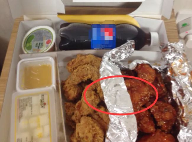 外卖小哥吃蛋糕外卖小哥的甜蜜瞬间，蛋糕带来的快乐时光