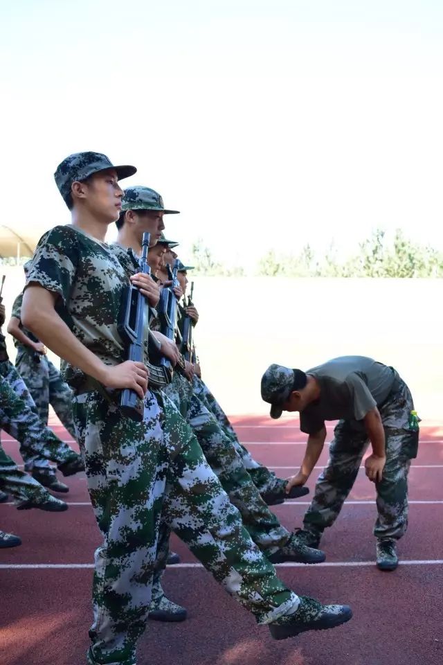 感染艾滋以为军训累感染艾滋病是一种严重的健康问题，需要得到及时的治疗和关注。军训虽然会给人带来一定程度的疲劳，但它与感染艾滋病之间没有直接的联系。
