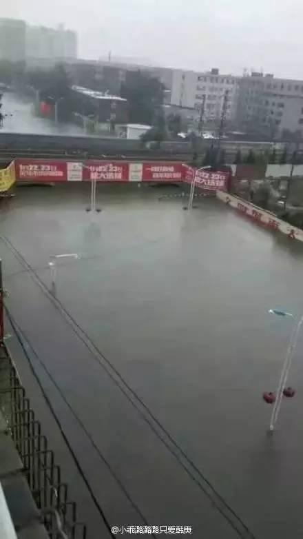 河南许昌破纪录暴雨：行车如行船河南许昌破纪录暴雨，行车如行船