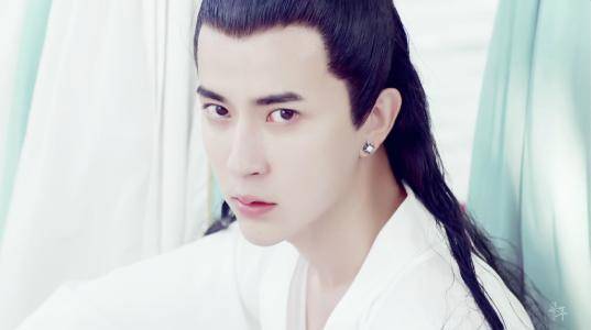 于朦胧个人于朦胧是中国内地的一名男演员和歌手，出生于新疆乌鲁木齐，毕业于上海视觉艺术学院表演系。他在音乐方面有着独特的才华，曾参加过多部音乐作品的演唱和创作。同时，他也涉足演艺领域，参演过多部电视剧和电影。以下是关于他的个人简介