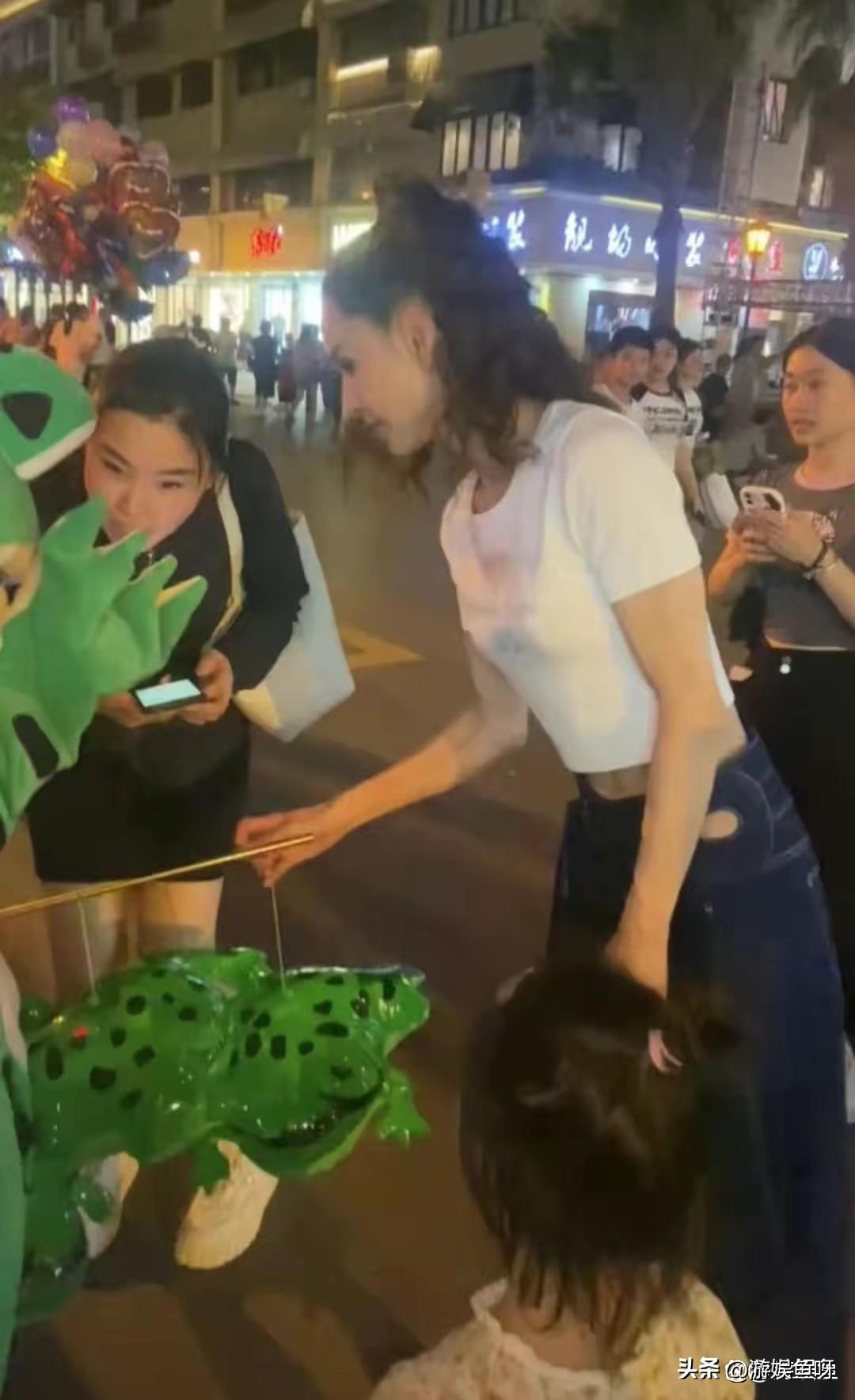 李若彤现身长沙夜市揭秘李若彤现身长沙夜市的背后故事