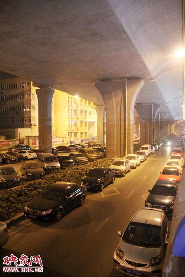 郑州暴雨前夜高架变停车场郑州暴雨前夜高架变停车场的独特现象