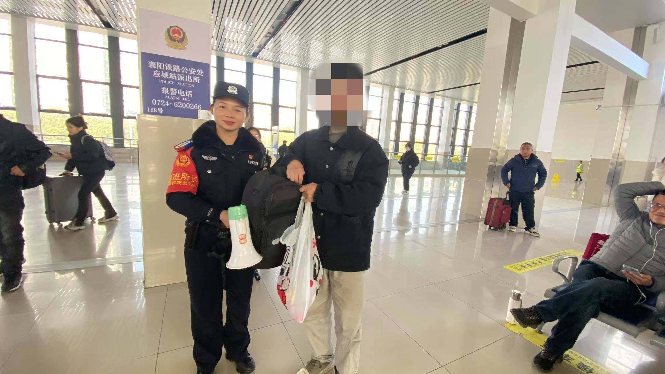 在高铁站捡到东西未上交是否构成偷窃高铁站捡到物品未上交，是否构成偷窃行为？解析背后的法律责任与道德考量