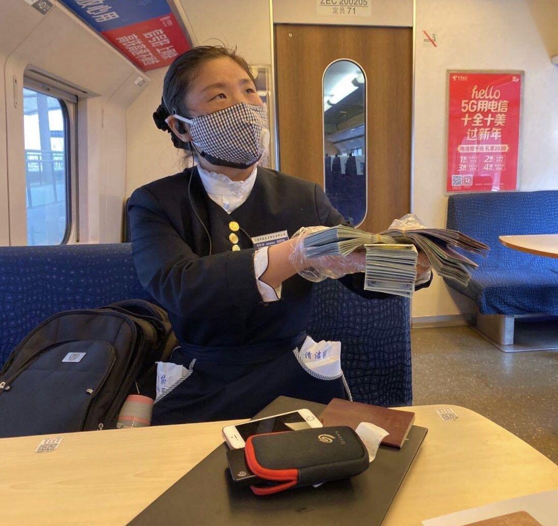 女子高铁站捡到20万元女子高铁站意外捡到巨额现金，后续发展引人关注